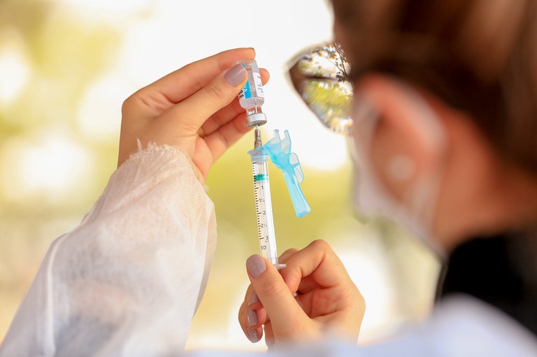 Calendário da dose de reforço da vacinação começa nesta segunda (6) em SP