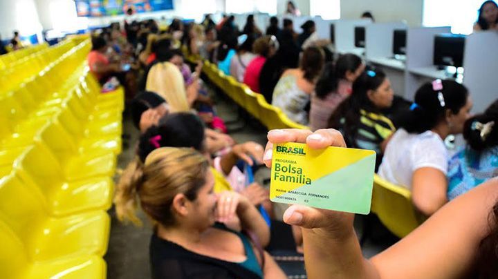 Travados na fila do Bolsa Família 2,2 milhões ficam sem ajuda na pandemia