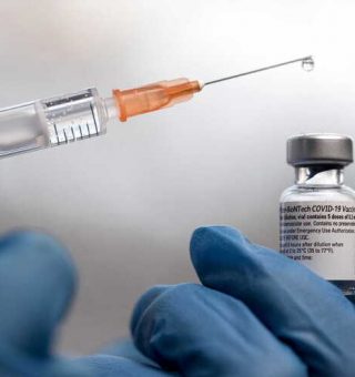 RJ prioriza vacinação de reforço e pausa imunização dos adolescentes