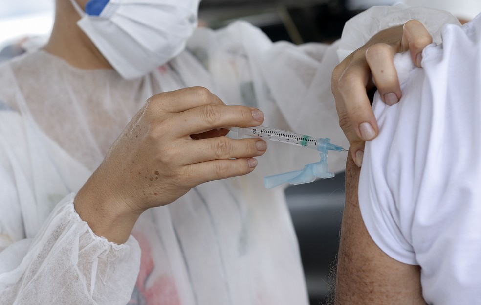 Rio de Janeiro libera dose de reforço da vacina para maiores de 60 anos