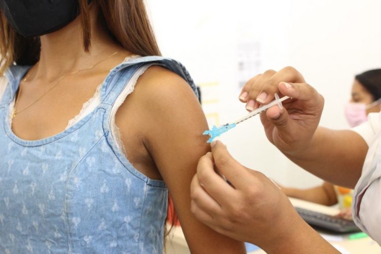 Adolescentes com mais de 14 anos podem receber vacina em Porto Alegre