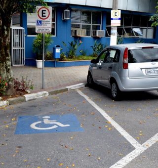 Acompanhantes de idosos terão direito de emitir cartão de estacionamento