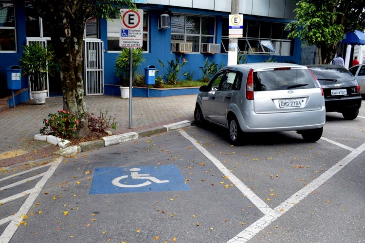 Acompanhantes de idosos terão direito de emitir cartão de estacionamento