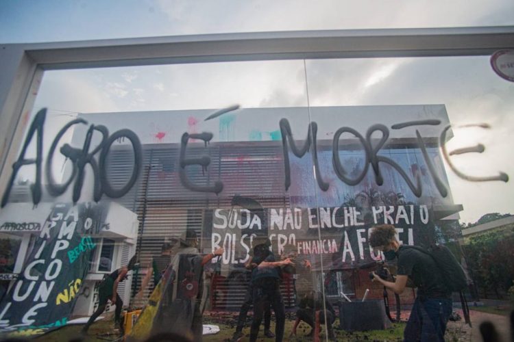 Contra fome, militantes do MST depredam sede do agronegócio e são chamados de terroristas