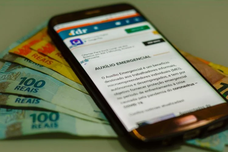 Amazonas inicia distribuição do cartão auxílio com crédito de R$ 150