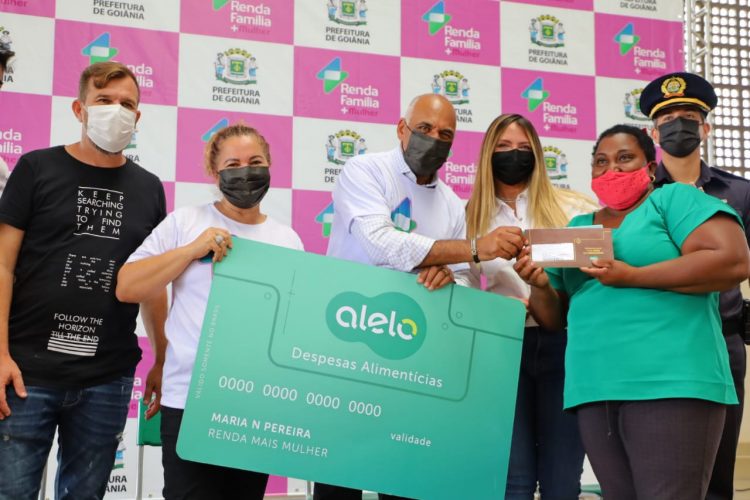 Goiânia distribui Cartão Renda Família + Mulher com créditos de R$ 300
