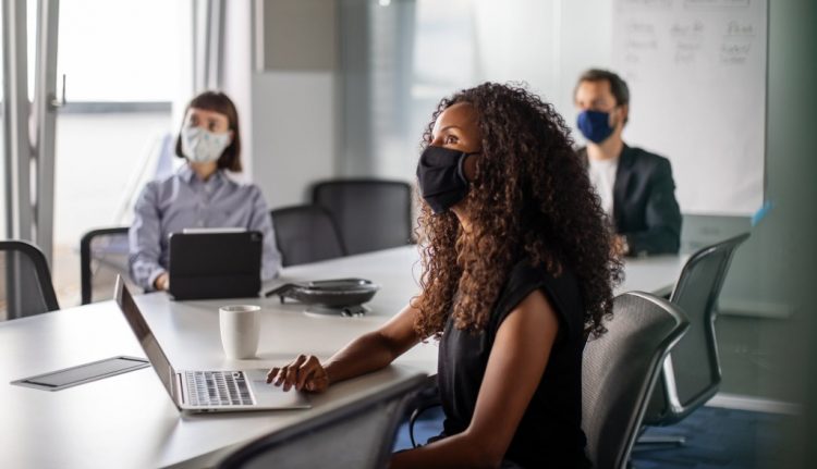Trabalho presencial ou home office? 4 em cada 10 trabalhadores preferem o formato híbrido