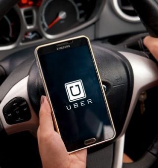 Motoristas de Uber passam a ser considerados funcionários da empresa, de acordo com o TST