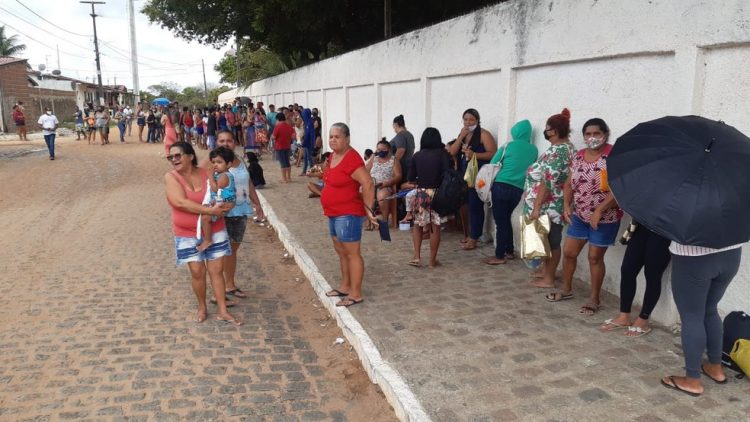 Crise! Em Natal, famílias fiquem horas na fila de espera para tentar Auxílio Brasil