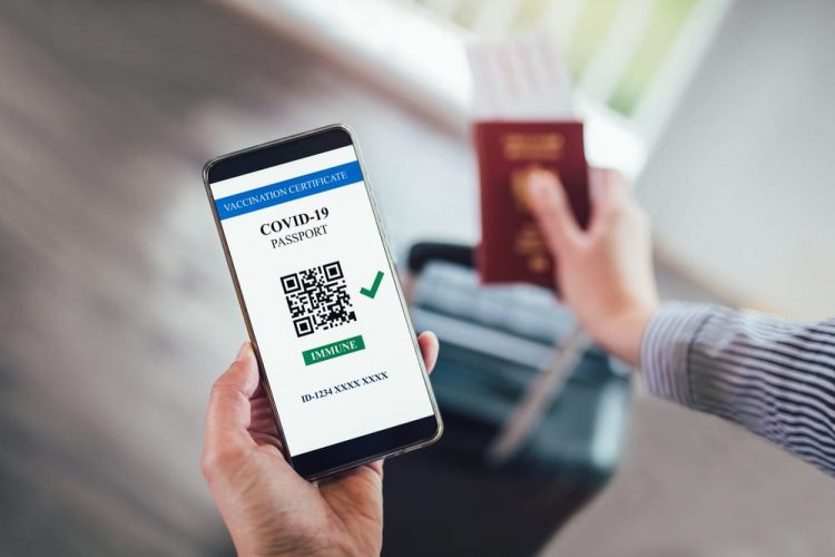 Passaporte da vacina será obrigatório para locais fechados? Veja o que esperam os brasileiros