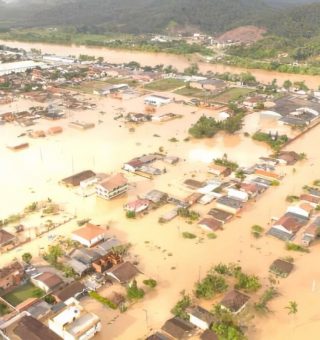 100 mil desabrigados pelas enchentes no Brasil