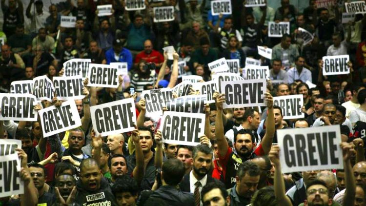 Greves podem chegar aos aeroportos e na Receita Federal; o que está acontecendo?