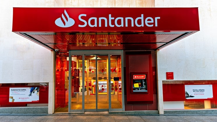 Santander irá abrir agências amanhã (22) para renegociação de dívidas; saiba mais