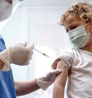 57 mil crianças receberam vacinação incorreta contra Covid-19; o que pode ser feito?