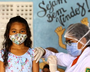 Governo de SP planeja vacinar crianças contra COVID-19 dentro das escolas