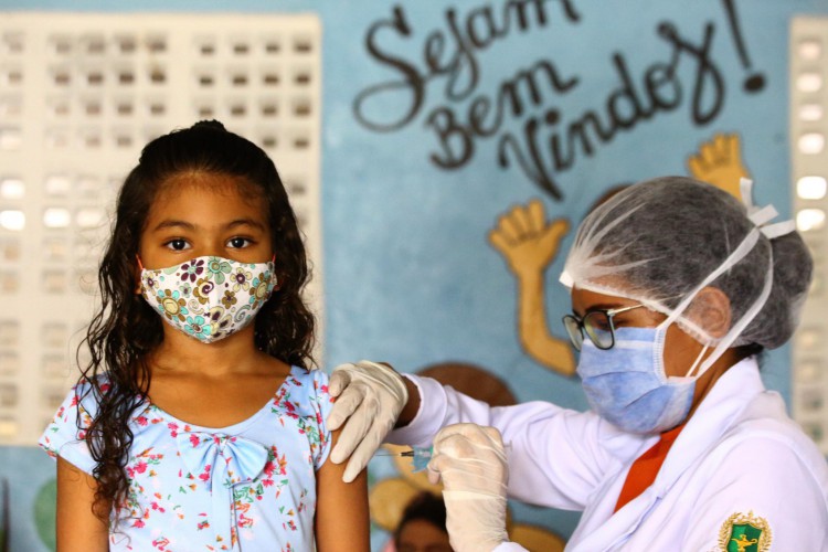 Governo de SP planeja vacinar crianças contra COVID-19 dentro das escolas