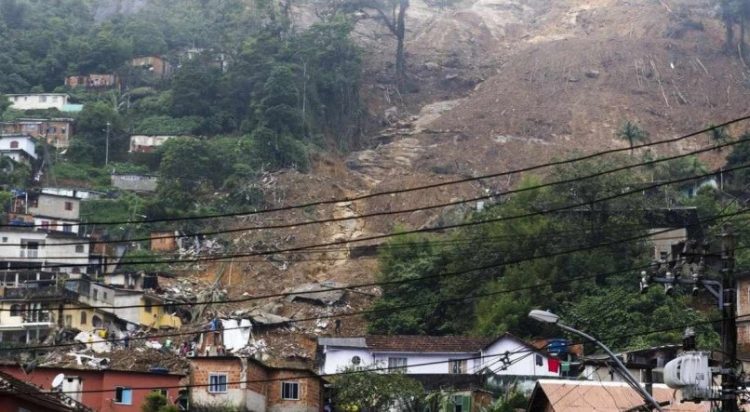 Petrópolis: prefeitura gastou mais com Natal do que com obras para contenção de encostas