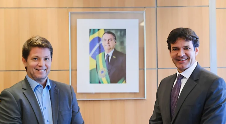 Alto custo da viagem de Mario Frias impressiona e causa críticas entre apoiadores do governo