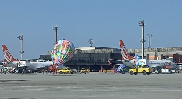 Balão cai em cima de avião no aeroporto de Guarulhos; confira valor da multa
