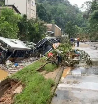 Chuvas em Petrópolis: Bolsonaro determina auxílio imediato para vítimas