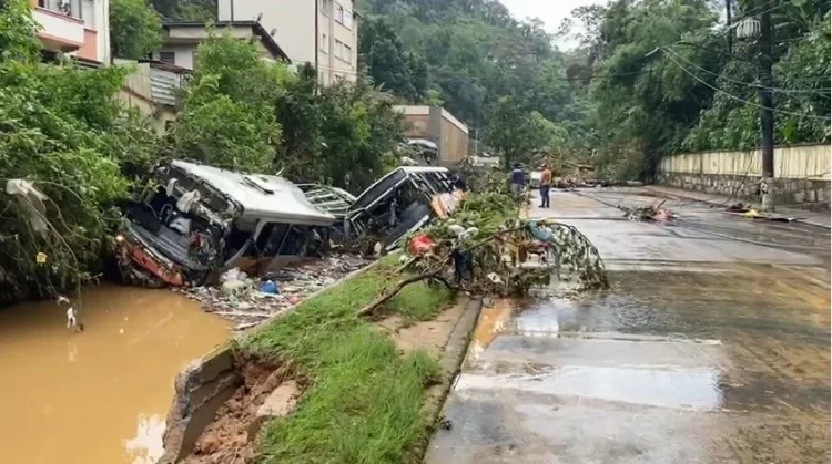 Chuvas em Petrópolis: Bolsonaro determina auxílio imediato para vítimas