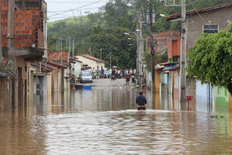 Prejuízos causados pelas chuvas podem ser indenizados pelo governo?