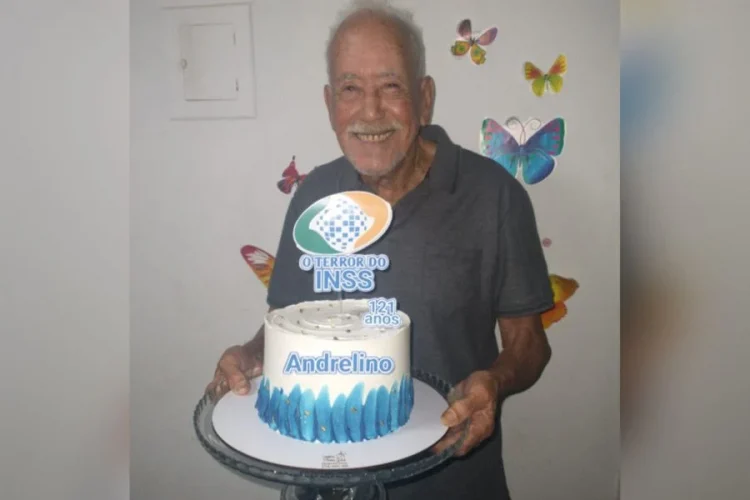 'O Terror do INSS': idoso completa 121 anos e tem bolo temático que viraliza
