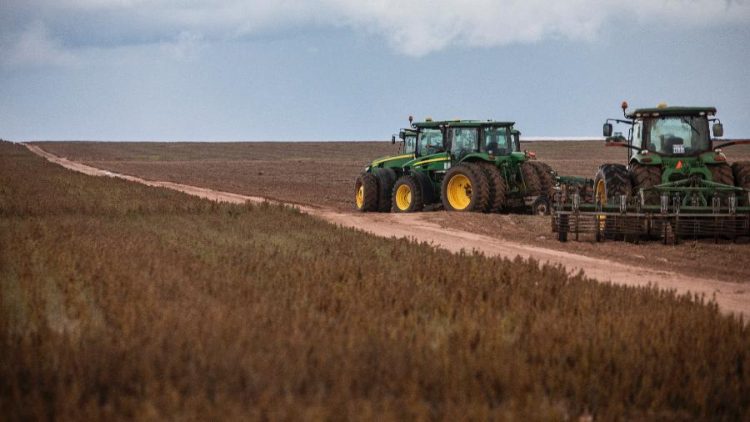 BNDES realiza financiamento de tratores para desmatadores da Amazônia