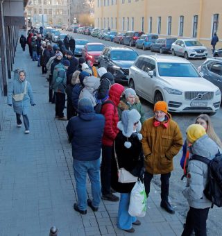 Rússia x Ucrânia: após sanções, população russa faz filas para sacar dinheiro