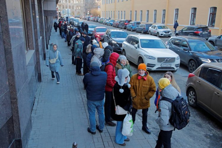 Rússia x Ucrânia: após sanções, população russa faz filas para sacar dinheiro