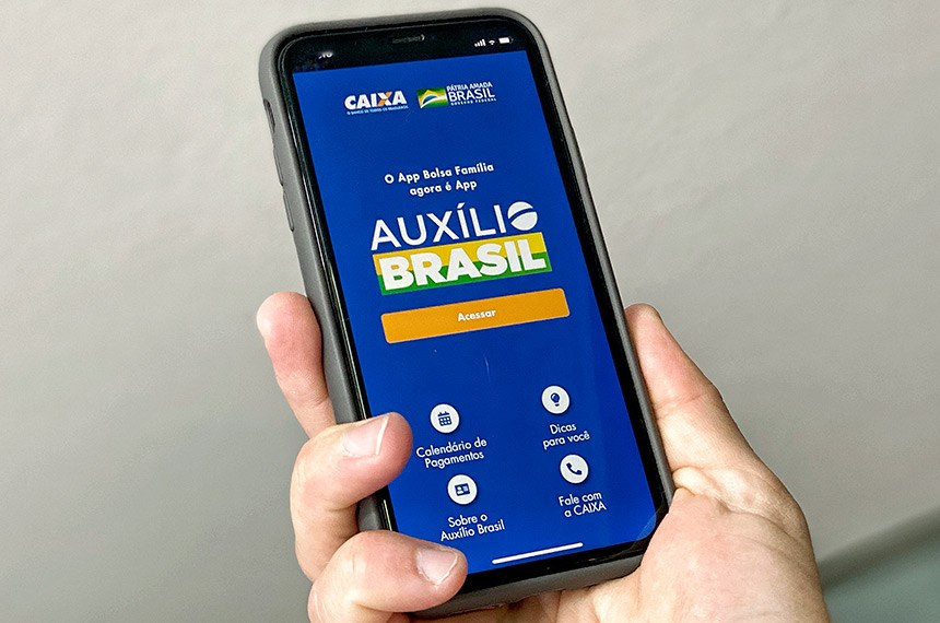 Segurado do AUXÍLIO BRASIL pode RENOVAR O CADASTRO pelo CELULAR; veja o  passo a passo