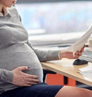 Bolsonaro sanciona lei que possibilita retorno das grávidas ao trabalho presencial