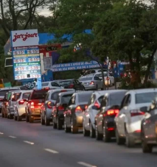 Em busca de gasolina mais barata, brasileiros enfrentam filas por horas na Argentina