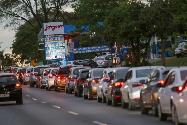 Em busca de gasolina mais barata, brasileiros enfrentam filas por horas na Argentina