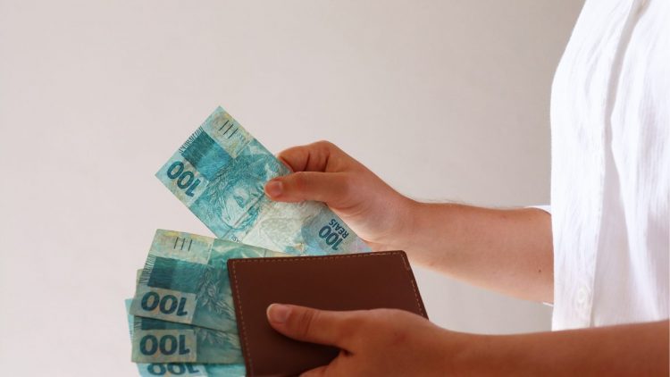 Salário de R$ 1.717 é confirmado para 2027; confira os valores previstos para os próximos 4 anos.