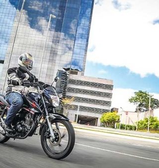 Com aumento do preço da gasolina, procura por CNH de motos aumenta