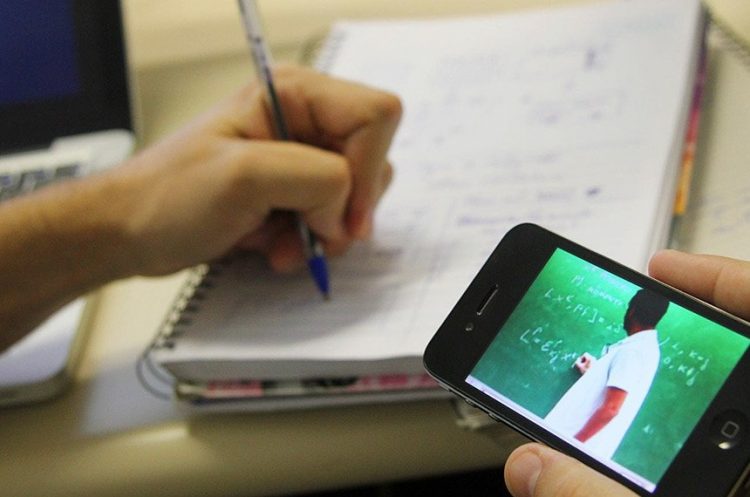 Alunos de escolas públicas poderão ter internet de graça; votação ocorre no Senado