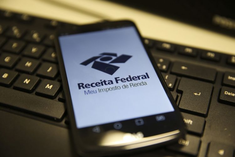 Restituição do Imposto de Renda: Termina em 12h o prazo para receber o dinheiro antes; entenda.