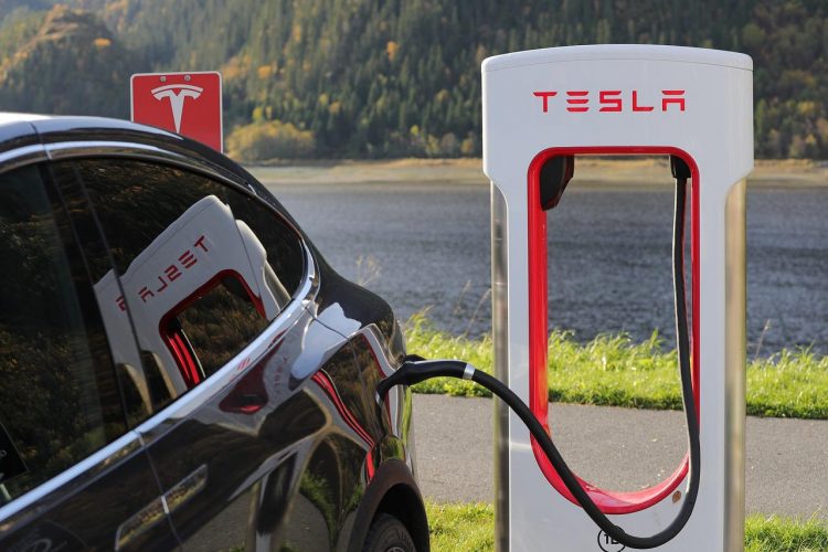 tesla abastecendo