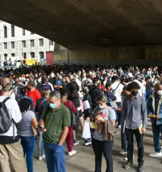 Mutirão de empregos mobiliza milhares de paulistanos que buscam uma oportunidade