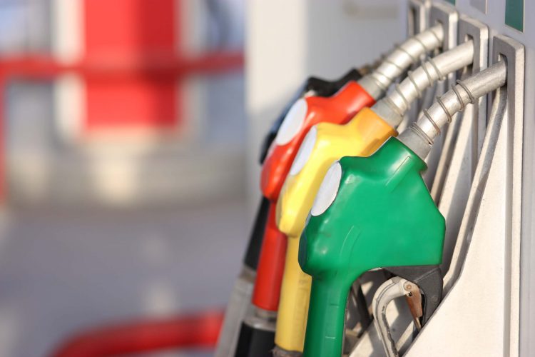 Gasolina: preço dos combustíveis volta a cair nos postos de todo o país