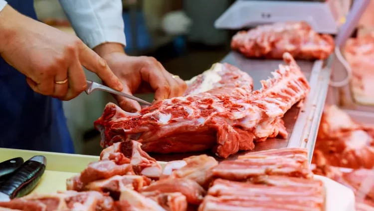 Bolsonaro de pronuncia justificando o aumento no preço da carne; entenda