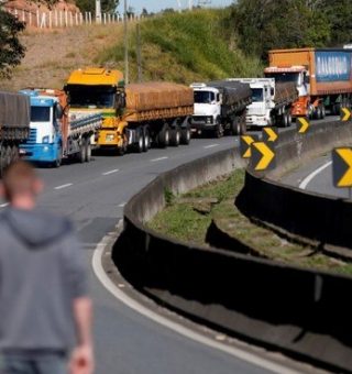 Bolsonaro concede benefício para os caminhoneiros mediante o aumento do diesel