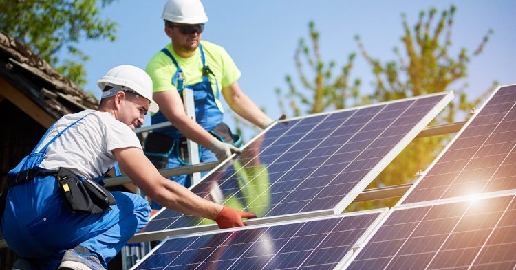 Brasileiros passam a recorrer a energia solar para baratear as contas de luz