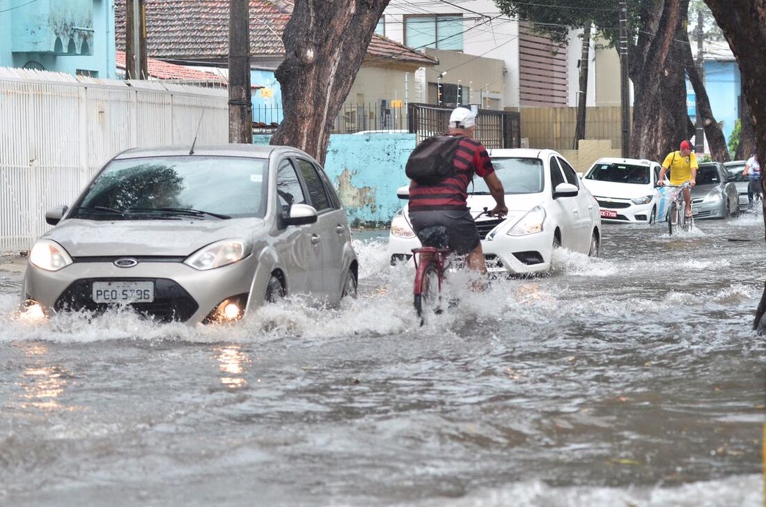 Em Recife, vítimas da chuva devem baixar aplicativo para receber o auxílio de R$ 1,5 mil