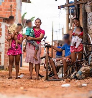 cropped-familia-pobreza-quarentena-10.jpg