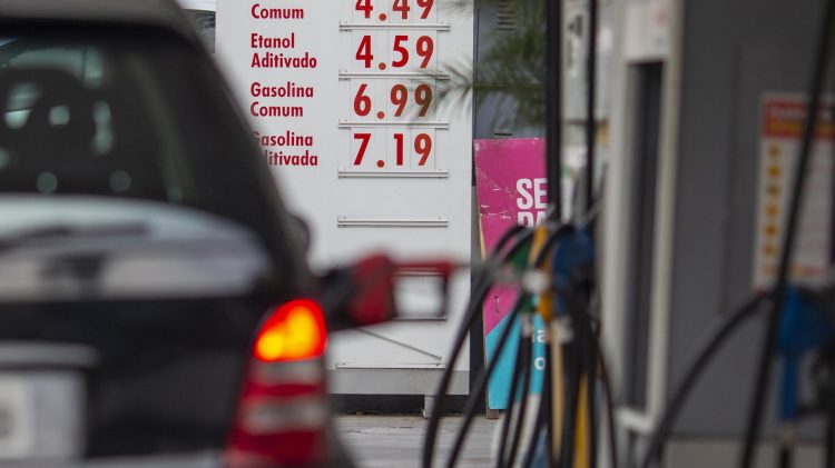 Preço da GASOLINA teve ALTA de 42% durante o GOVERNO BOLSONARO; entenda os MOTIVOS