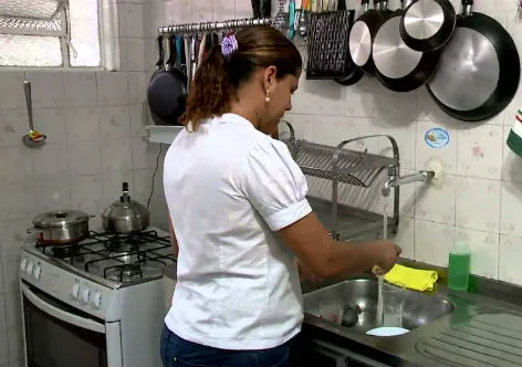 Trabalhadores domésticos são os sortudos para receber PIX de R$ 2.824; inscrições estão no fim