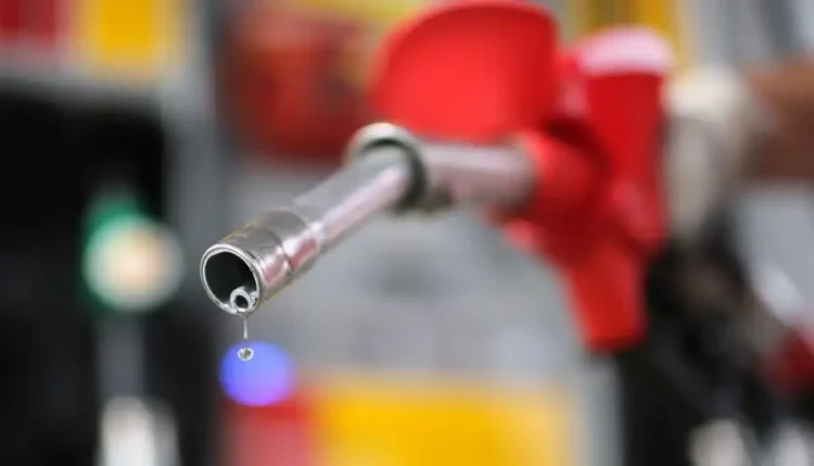 PREÇO DA GASOLINA cai 3% e registra BAIXA INÉDITA em 2022; veja os NOVOS VALORES