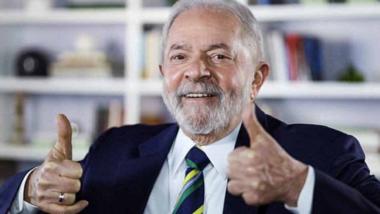 ELEIÇÕES 2022: LULA abre 6 pontos em VANTAGEM à frente de BOLSONARO